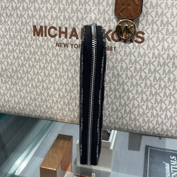 Michael Kors Men’s Women’s Cooper Tech Zip Around Wallet
Black Multi Unisex
NWT - Picture 3 of 16